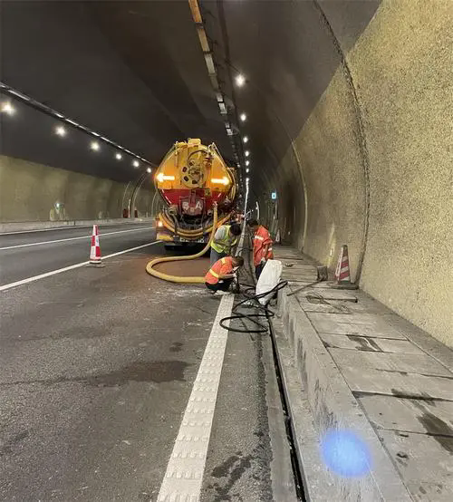 垦利隧道排水渠清淤